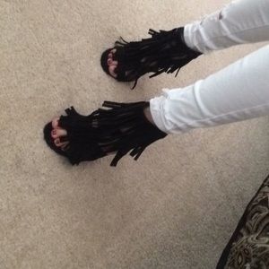 Fringed black heels